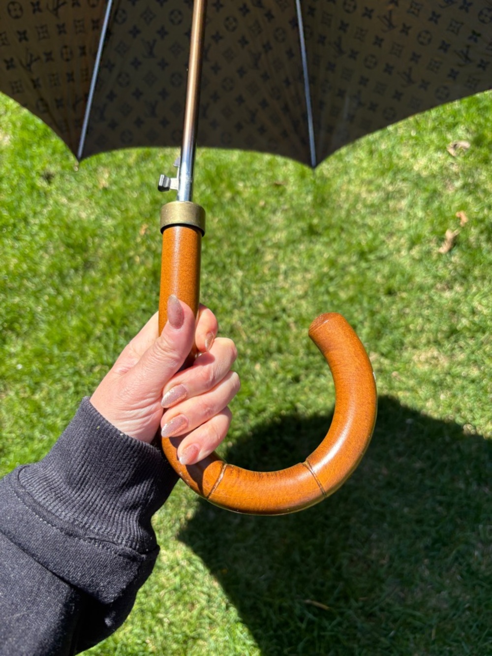 Vintage 70s Louis Vuitton Monogram Large Umbrella Wood Handle Brown and Gold - Picture 8 of 10